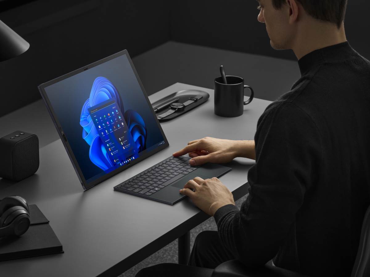 ASUS Zenbook 17 Fold OLED slike