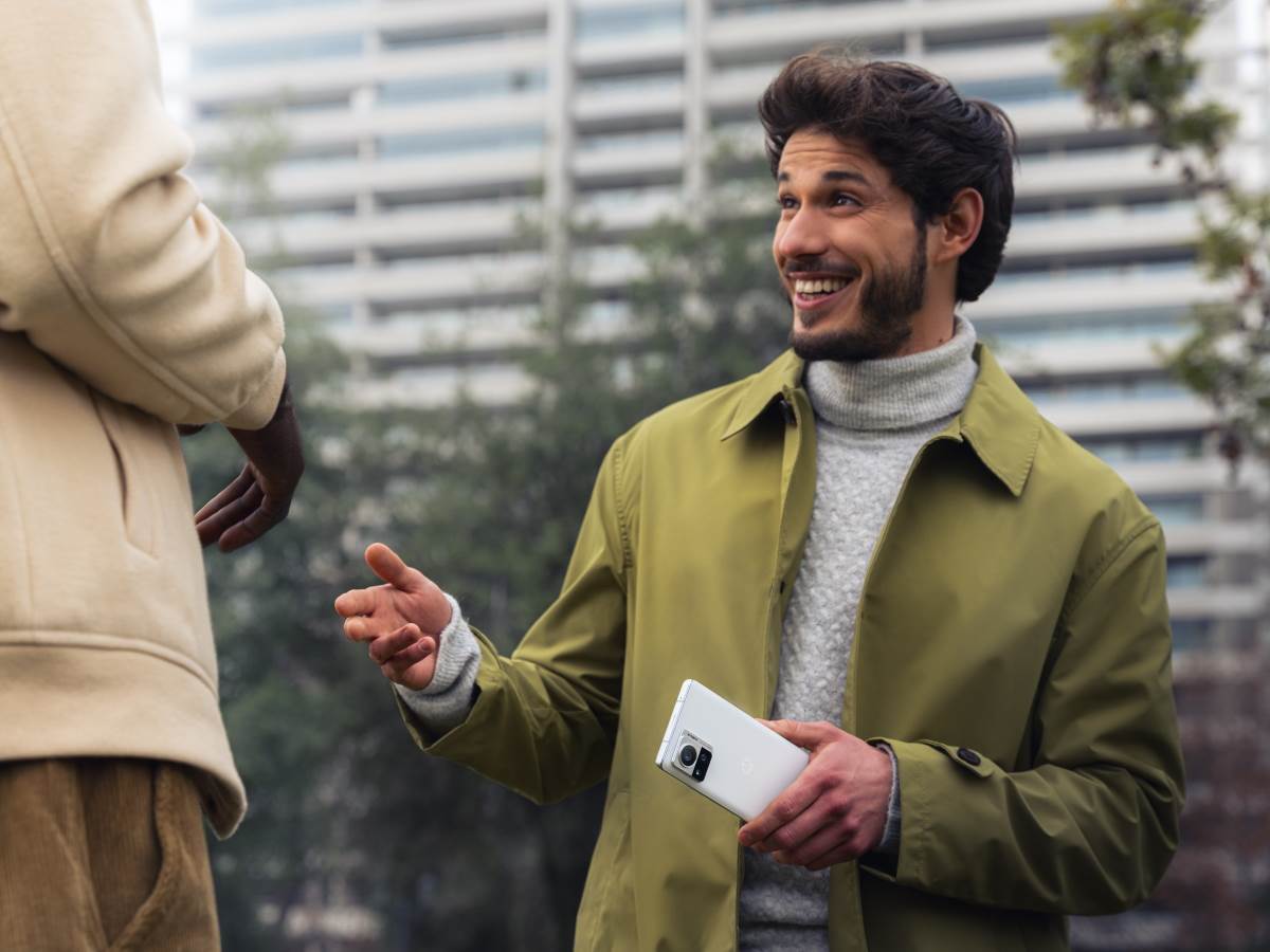 Motorola Edge 30 Ultra Lifestyle 2.jpg