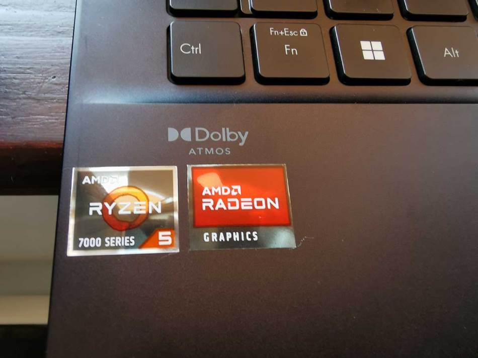 ASUS Zenbook 14 UM3402 Ryzen Radeon stikeri