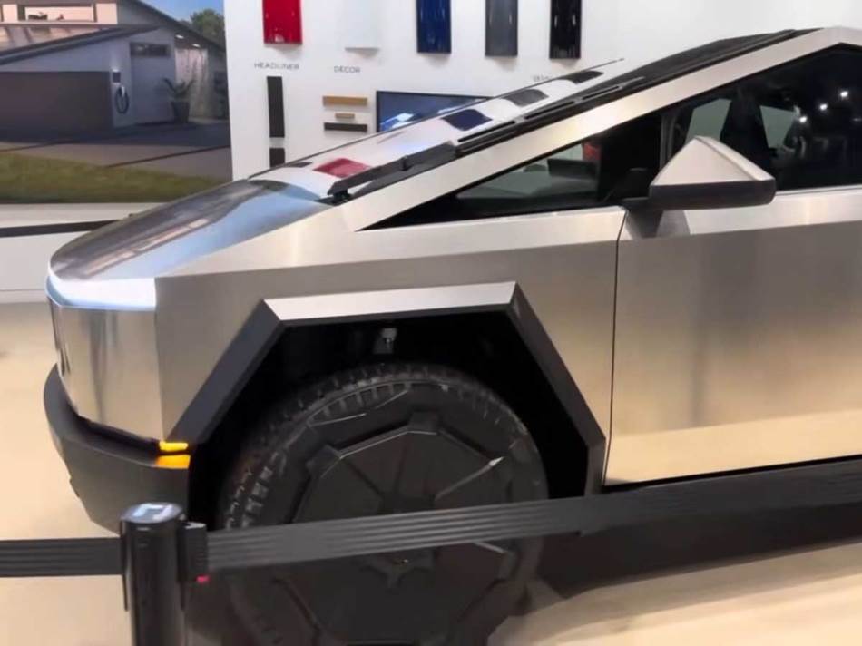 Cybertruck izložen u Tesla salonu