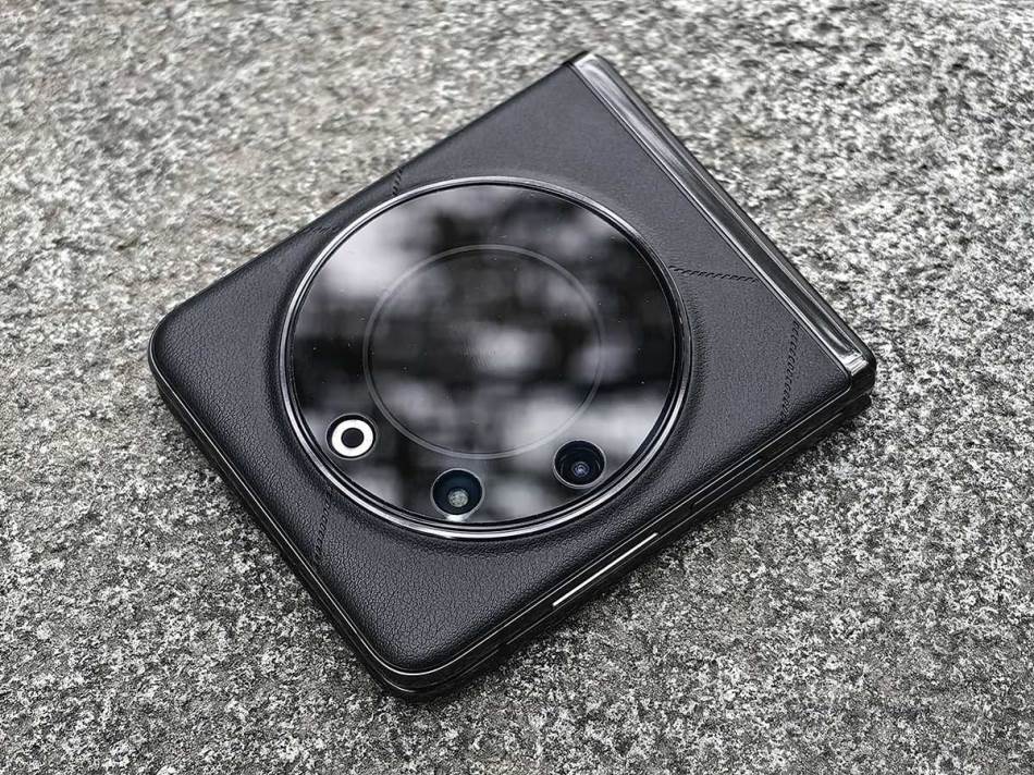 TECNO Phantom V Flip 5G 3.jpg