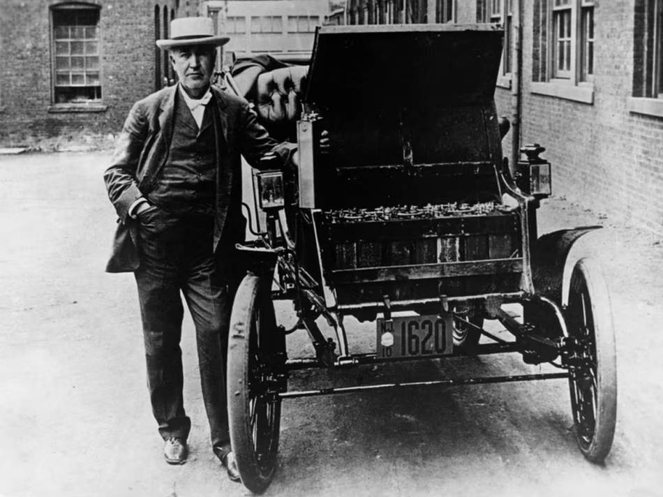 Edison sa jednim od svojih prvih prototipova električnog automobila _ Foto Public domain.jpg