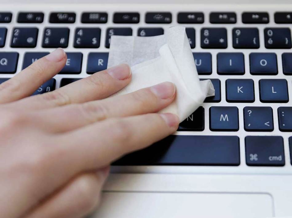 Čišćenje tastature vlažnom maramicom