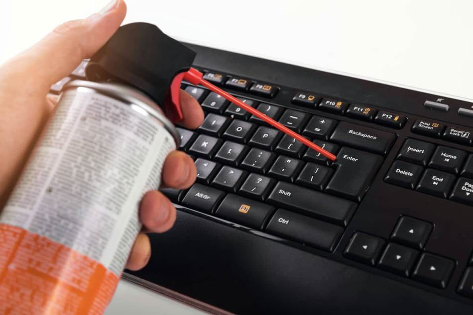 Čišćenje tastature komprimovanim vazduhom
