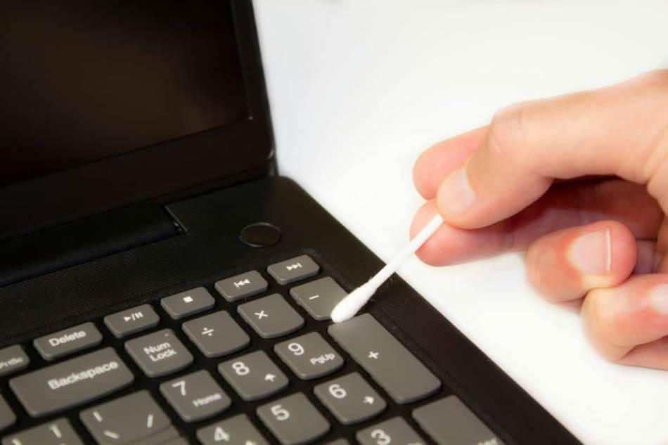 Čišćenje tastature laptopa štapićem za uši