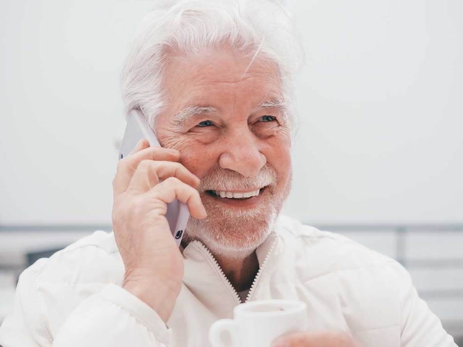 Starija osoba priča na telefon