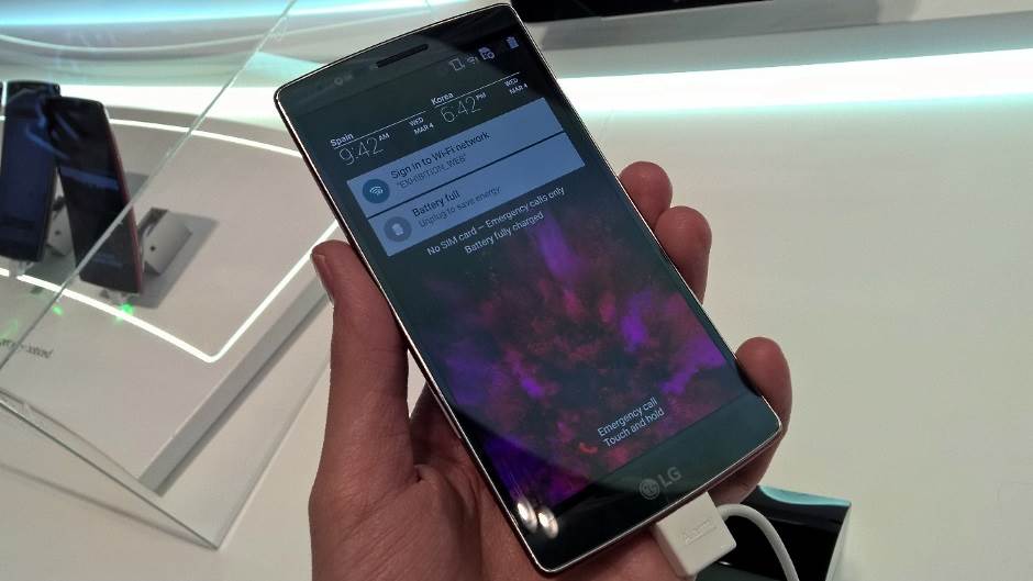 LG telefon sa zakrivljenim ekranom na vrhu