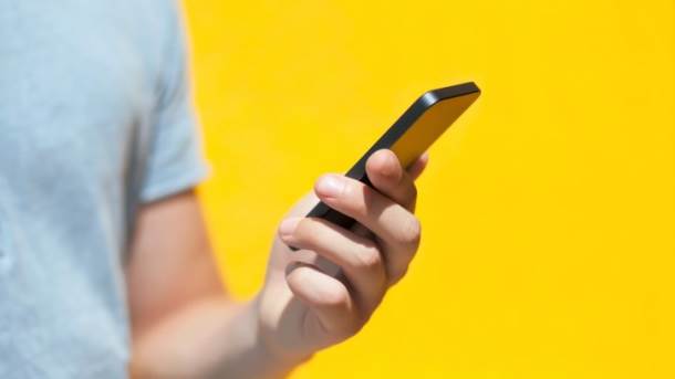 Koristite smartfon bez konekcije: Kod kuće skinite mape, rečnike, sve što može biti od koristi na putovanju, kako biste uštedeli kada budete u romingu, a i baterija će vam trajati duže.