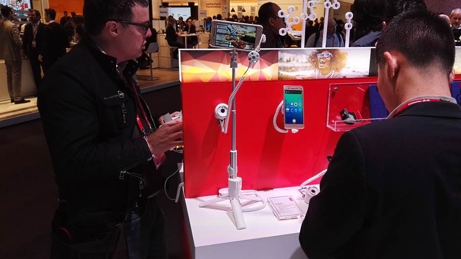 MWC 2016: Lenovo selfie tripod za slikanje telefonom