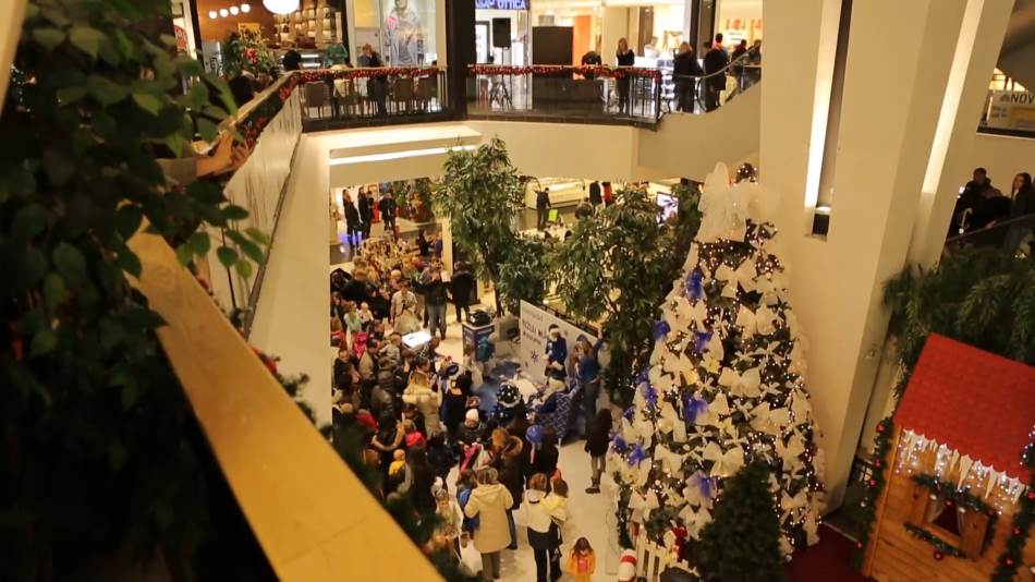 Deda Mraz skočio sa sprata u tržnom centru (VIDEO)