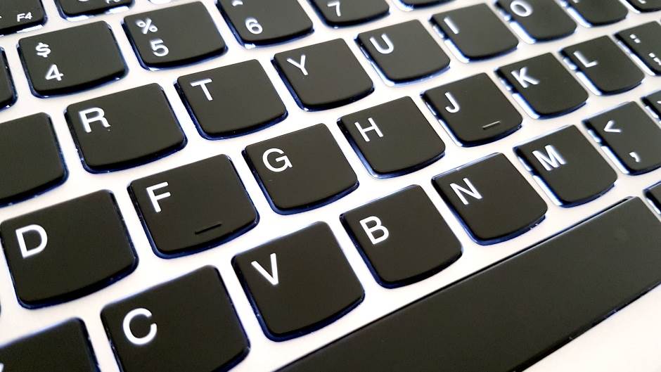 Tastatura F i J tasteri crtica