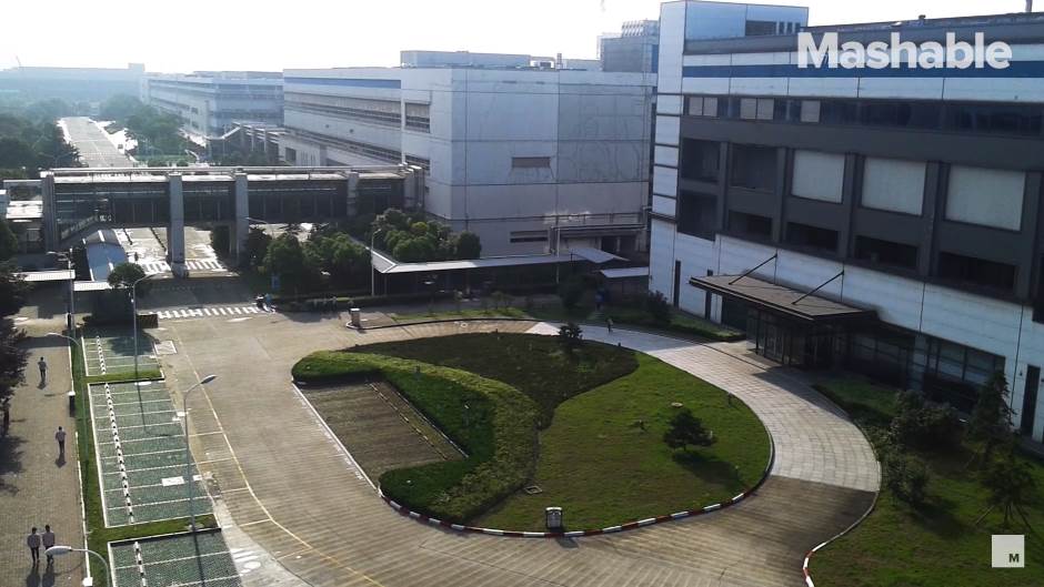 Radni dan u Apple fabrici sklapanje iPhone telefona, Pegatron iPhone fabrika, Šangaj, Kina