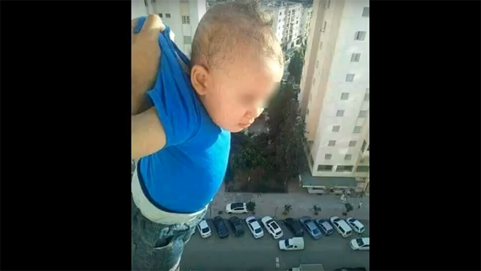 Roditelji - otac dete držao da visi s 15. sprata