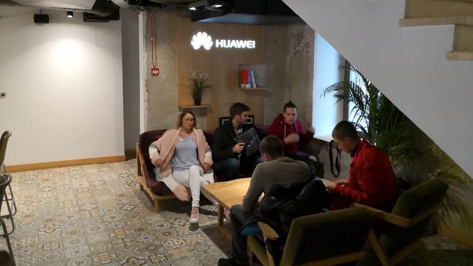 Huawei biznis i Huawei lounge Kafeterija zone, gde napuniti telefon u gradu, najbolja kafa u gradu