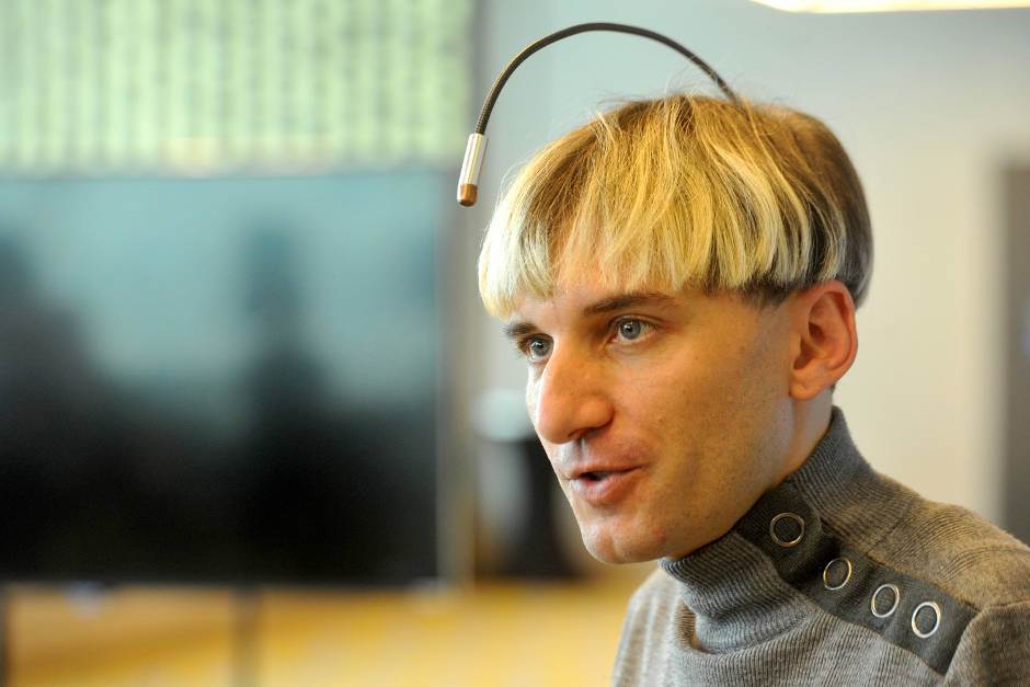 Kiborg Nil Harbison antena na glavi