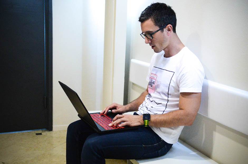 Laptop u krilu je li opasan, Da li smem da držim laptop na krilu, Laptop krilo