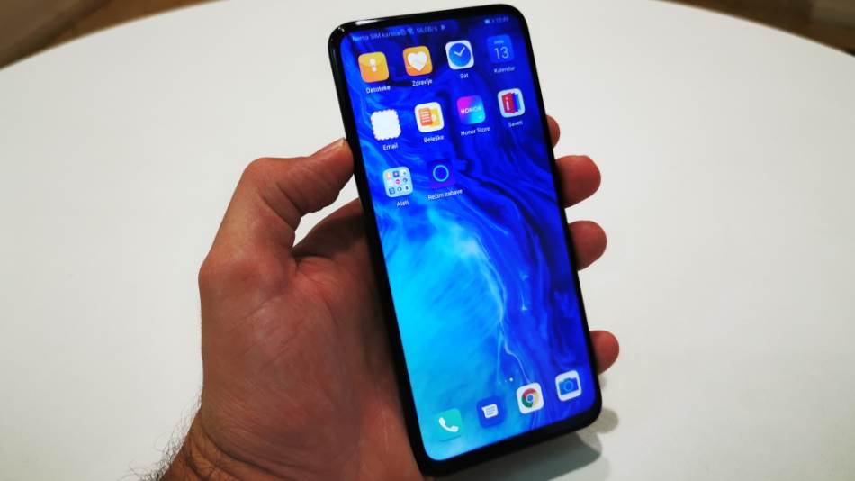 Ceo od ekrana, slajder kamera, INTELIGENTNA ANTENA i sjajna cena (VIDEO)