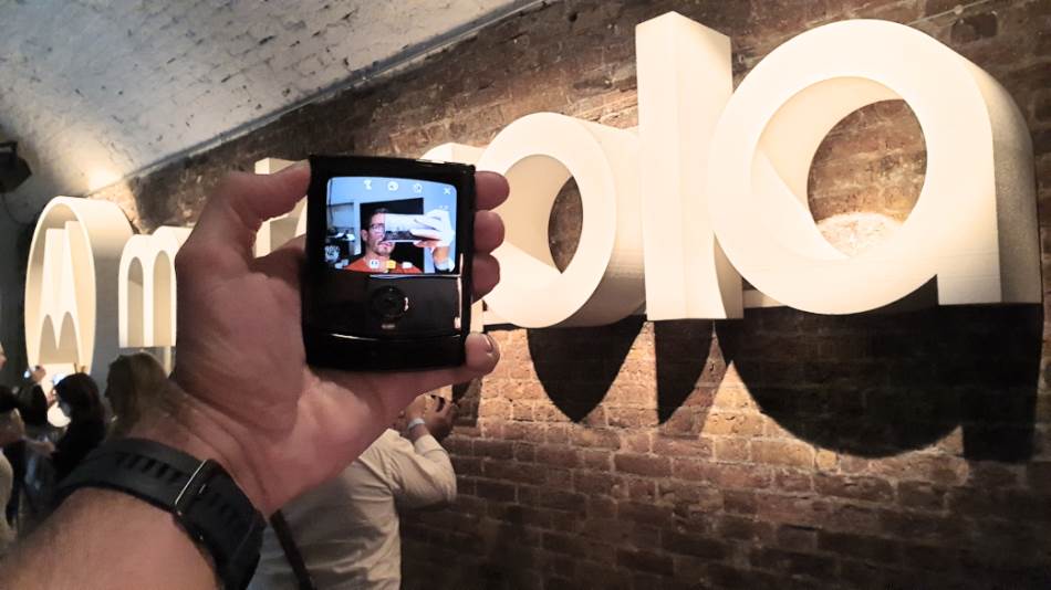 Motorola RAZR savitljivi ekran, Motorola RAZR Android 10 Quick View spoljnji ekran opis, info