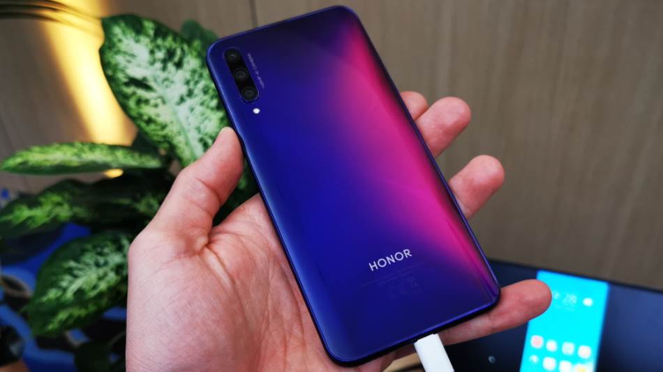 Huawei prodaje HONOR, HONOR se prodaje kupuje ga Xiaomi TCL, HONOR prodaja kompanije, Huawei HONOR