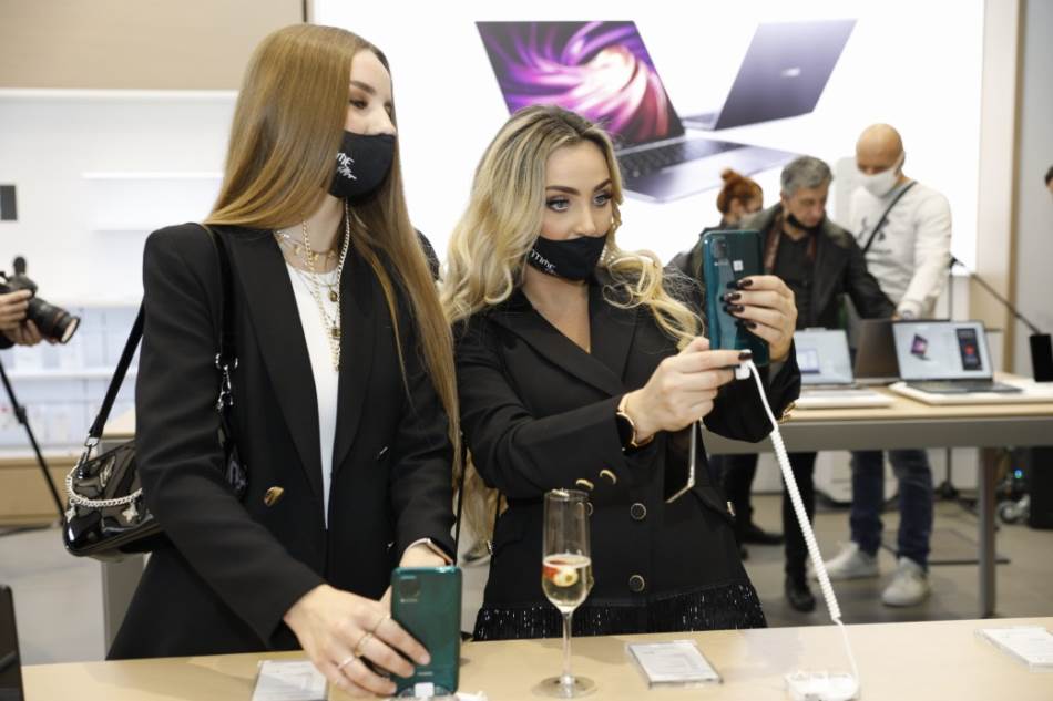 huawei experience store srbija tc galerija belgrade beograd na vodi, huawei sniženje 50%