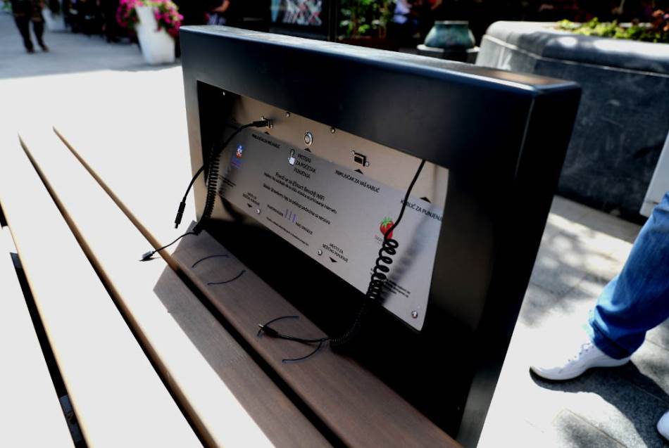 Pametne klupe Trg republike, Kako rade pametne klupe, Pametne klupe punjaci Beograd