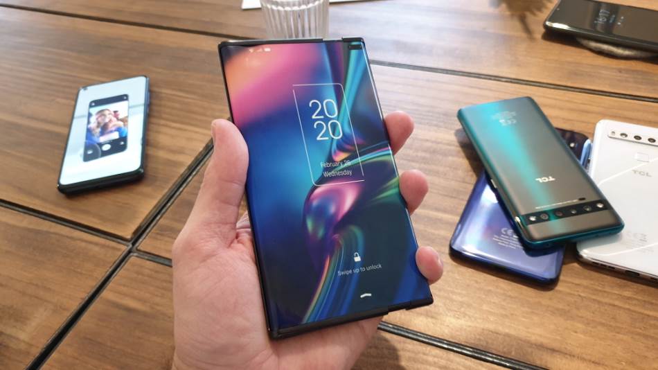 tcl fold ‘n roll savitljivi telefon ekran rolanje kako izgleda foto koncept premijera
