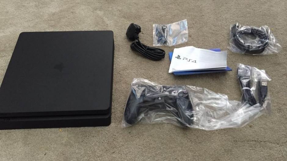 Sony PlayStation 4 Slim slike
