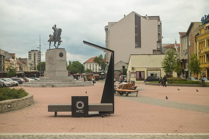 Telekom Srbija poklonio Novosađanima pametnu klupu