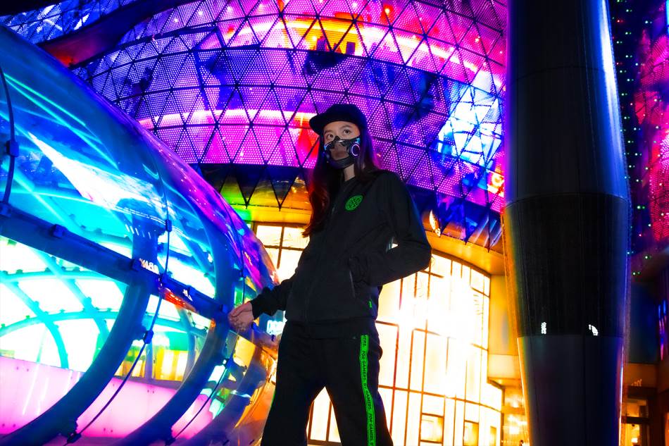 pametne maske koje svetle, imaju zvučnike i bežično punjenje potreba ili zarada