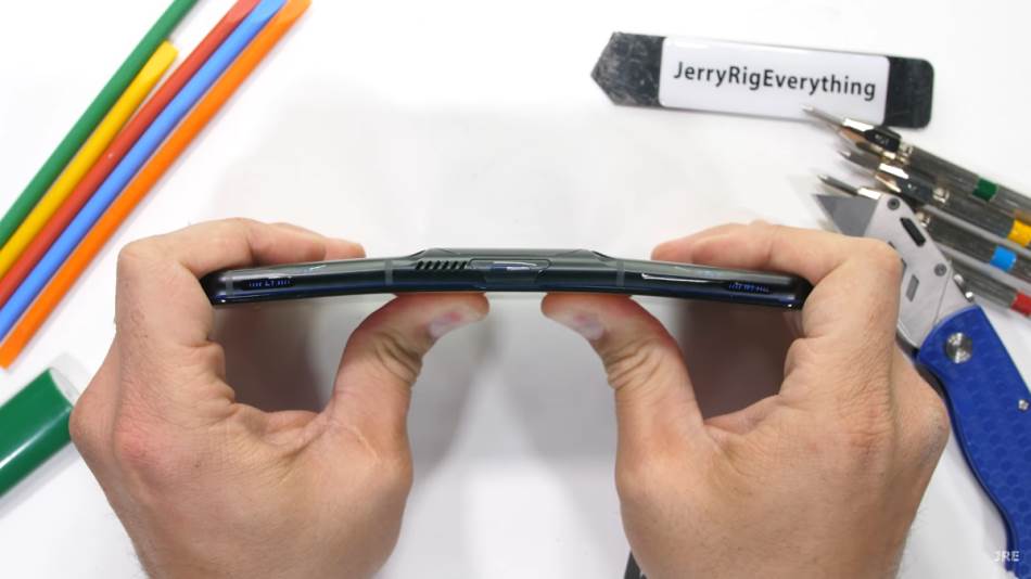 puko ko grisina novi gejming telefon ipak nije izdržao pritisak