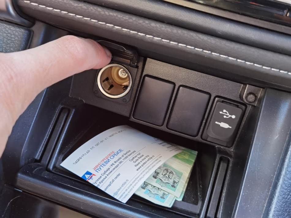 auto punjač punjenje telefona u automobilu prednosti mane pravilno punjenje mobilnog kola