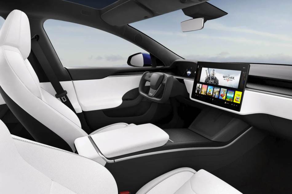 Unutrašnjost Tesla Model S Plaid - 8.jpg