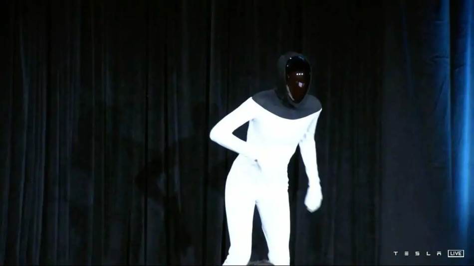 Tesla Bot Humanoidni robot Ilona Maska foto i video