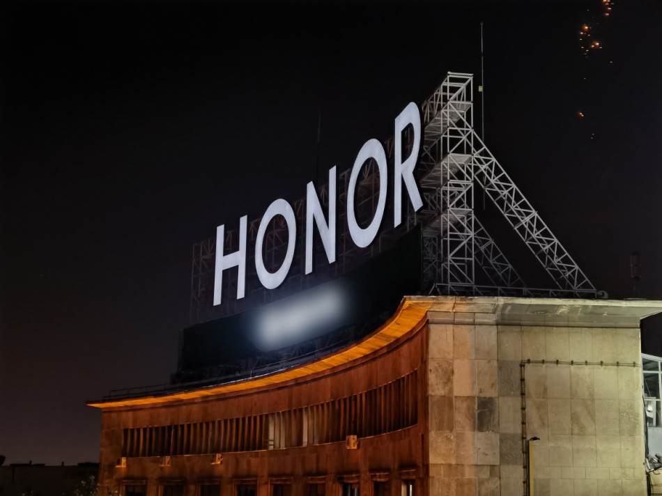 HONOR vatromet znak na zgradi (2).jpg