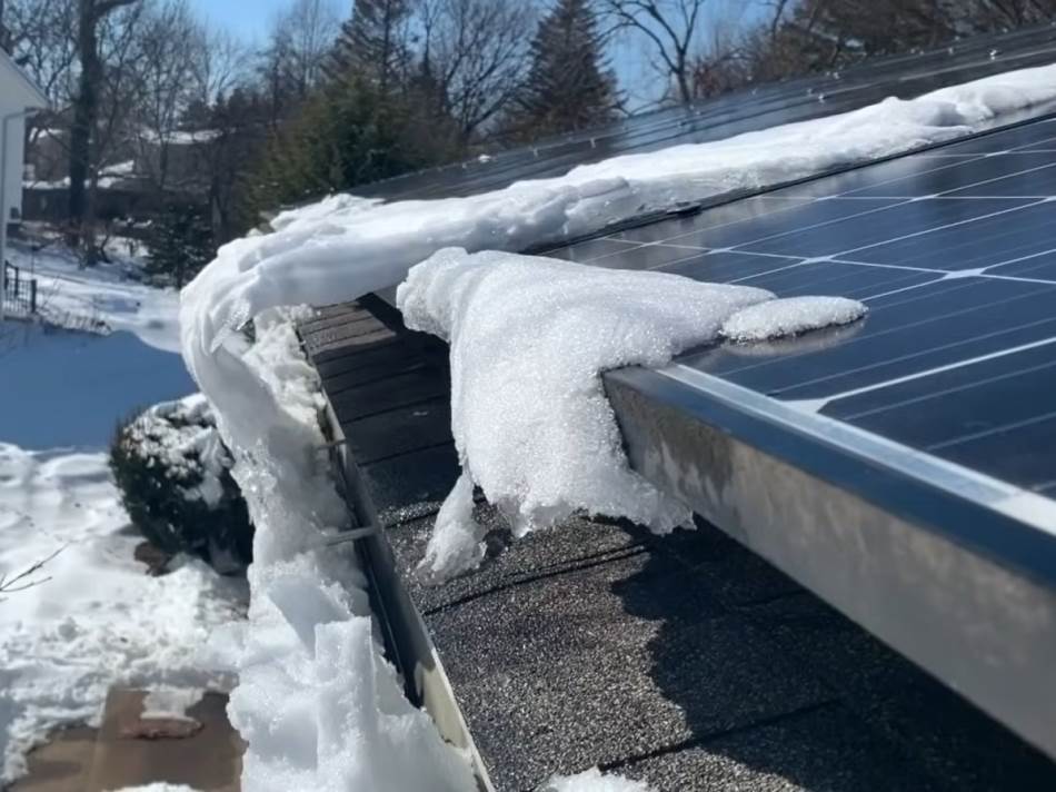 Sneg se topi sa solarnih panela