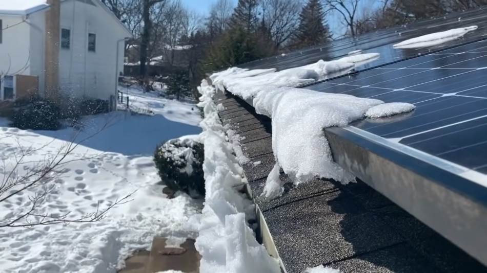 Sneg se topi sa solarnih panela