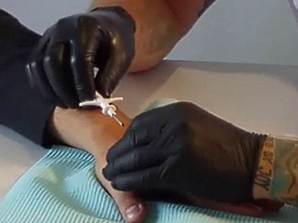 Čipovanje ljudi kovid propusnice Švedska