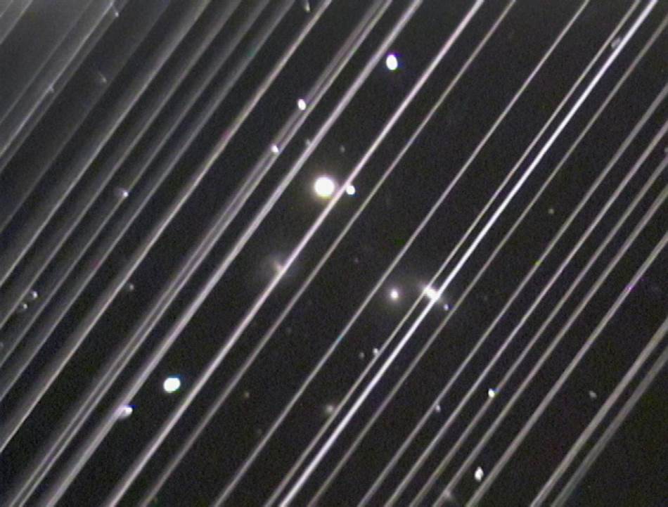 Tragovi satelita na slikama neba