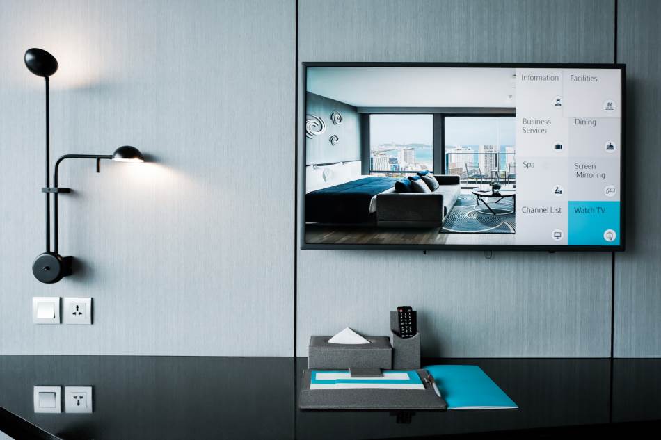 TV na zidu bez kablova sa lampom pored