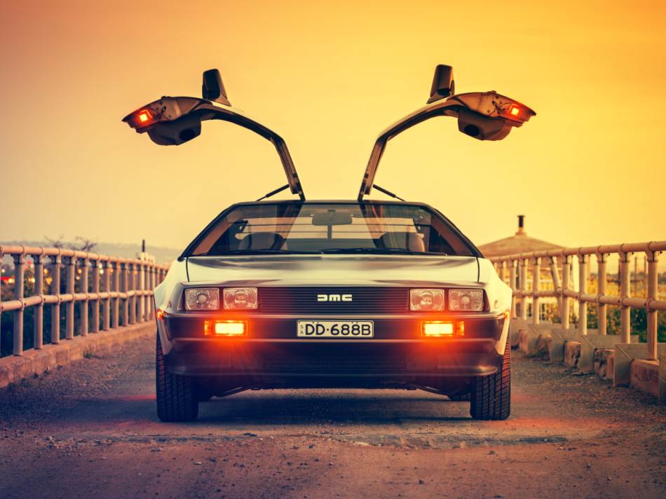 DeLorean sa otvorenim vratima na putu