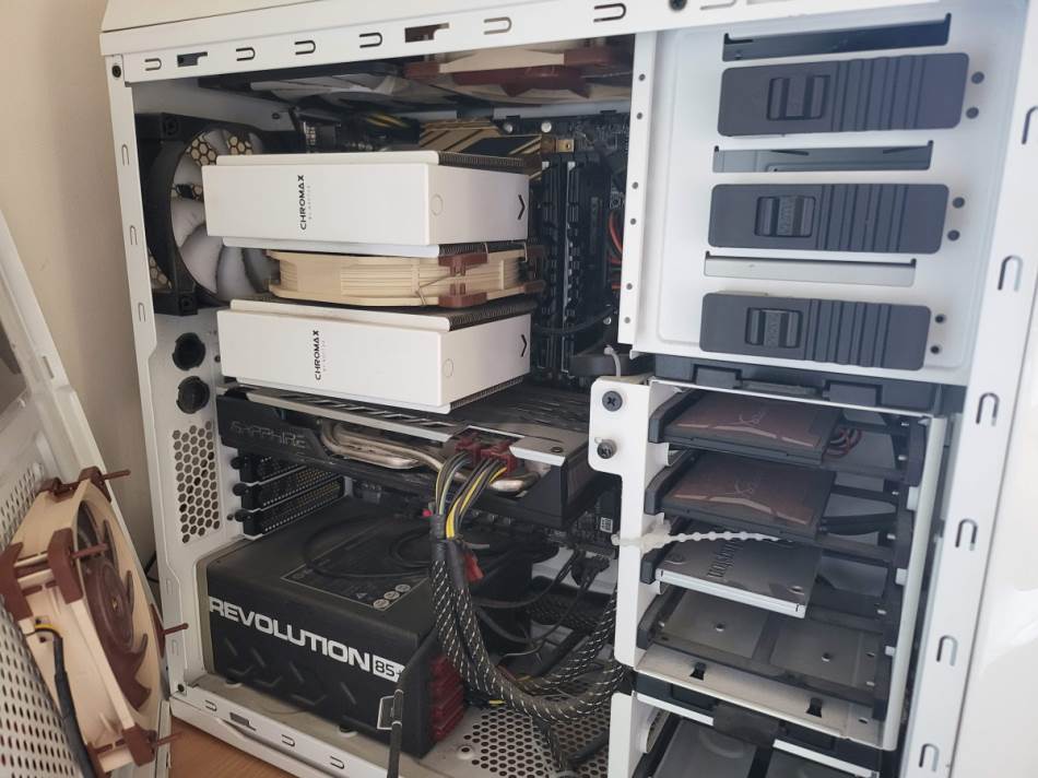 Otvoreni desktop računar na radnom stolu