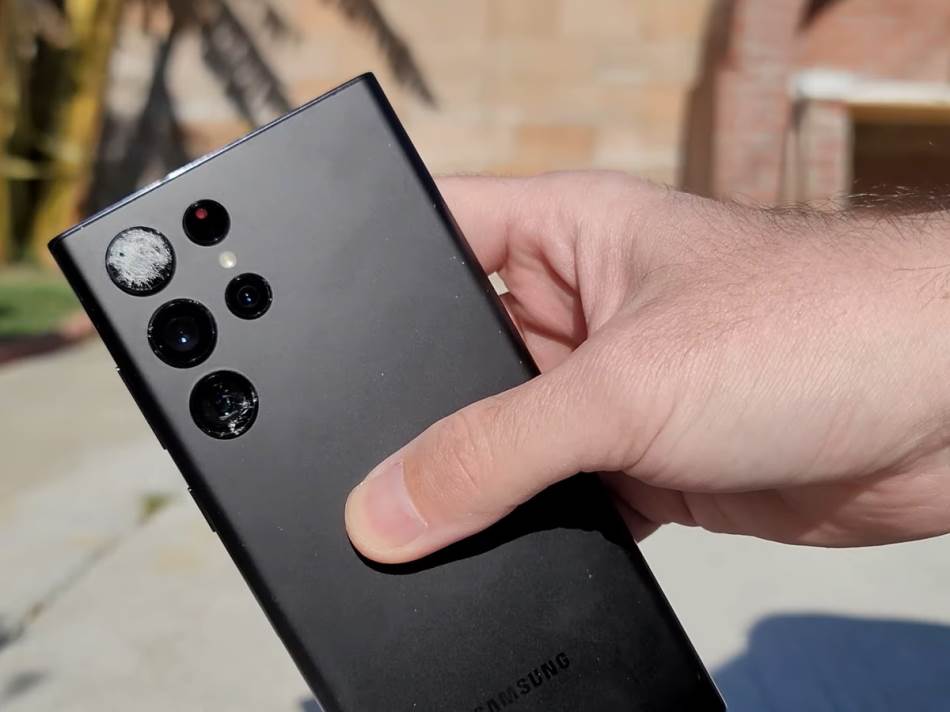 Samsung Galaxy S22 Ultra prvi pad - polomljeno staklo kamere