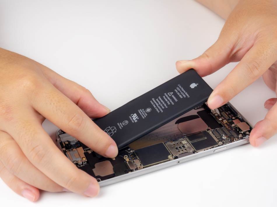 Izvađena baterija iz iPhone telefona