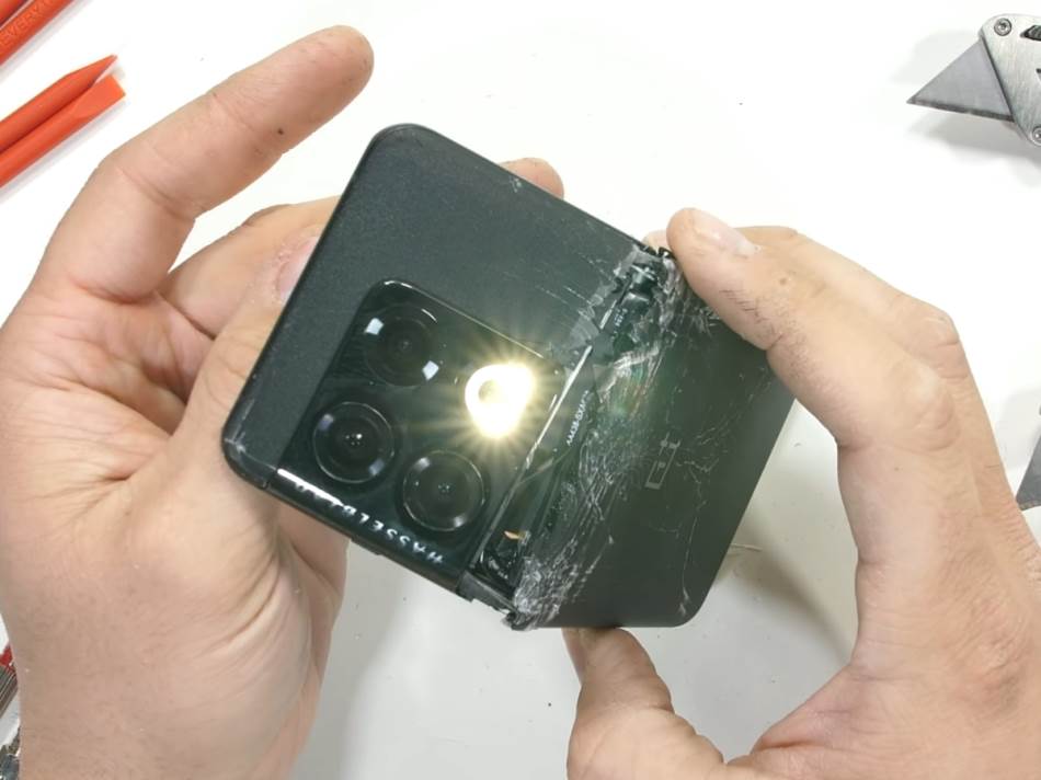OnePlus 10 Pro pukao na JerryRigEverything testu 1.jpg