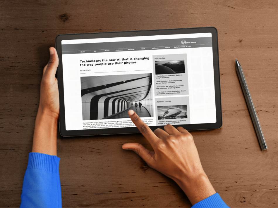 Lenovo Tab m10 Plus u režimu čitanja sa olovkom pored