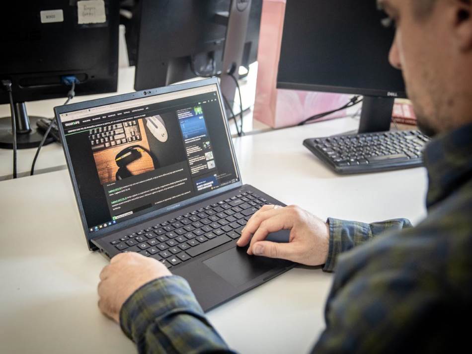 ASUS ExpertBook BA1500 na radnom stolu