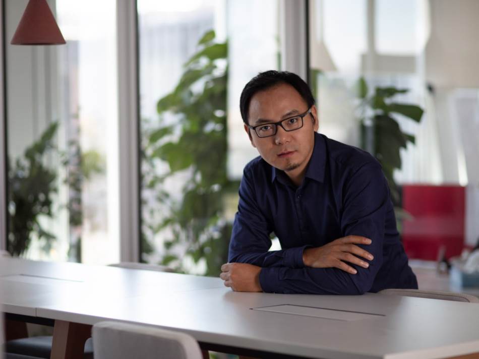 Luis Xingang iz kompanije Huawei sedi za stolom