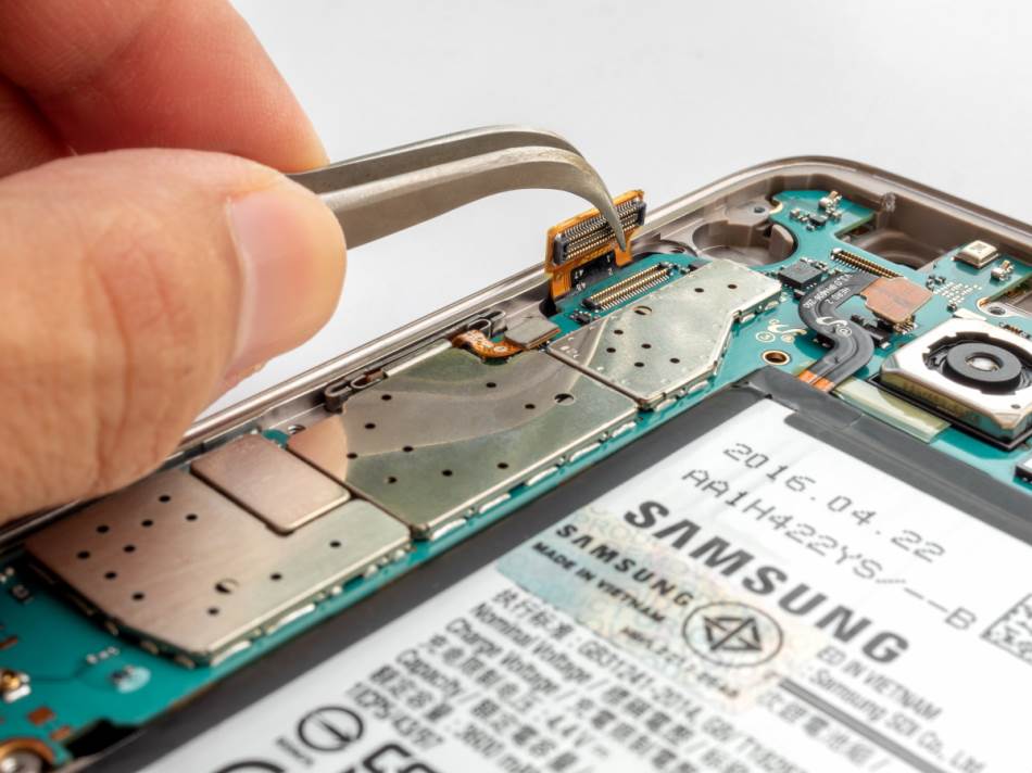Čovek popravlja otvoreni Samsung telefon