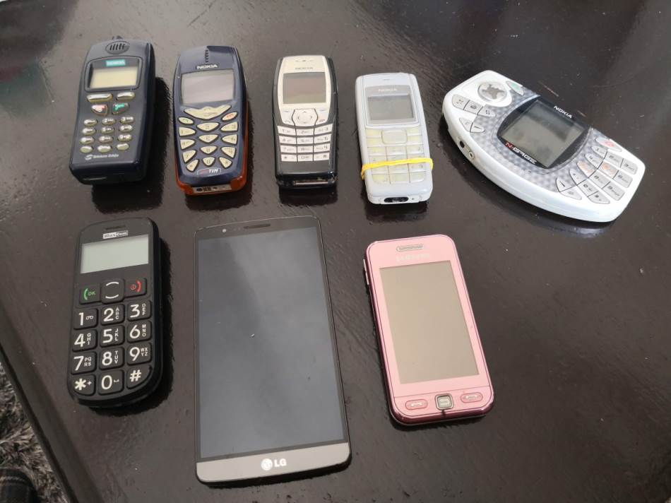 Stari telefoni na stolu