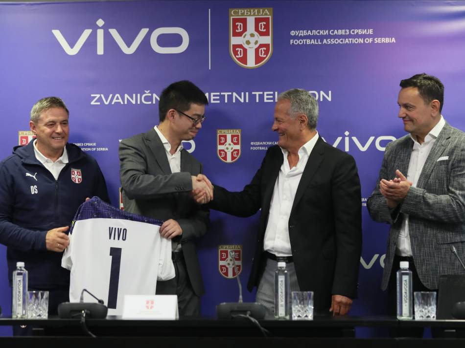 vivo izlazi na teren sa Fudbalskim savezom Srbije (4).JPG